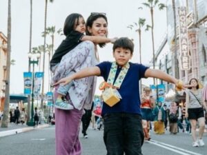 Cekricek.id, Berita Seleb dan Berita Artis – Nikita Mirzani bersama dengan anak-anaknya, kecuali Lolly, belum lama ini tengah menikmati liburan menyenangkan di Universal Studio, Osaka, Jepang. Dia dan dua anaknya yang masih kecil-kecil tampak sangat menikmati jalan-jalan di tempat tersebut. Namun, ada satu hal yang membuat netizen salah fokus.