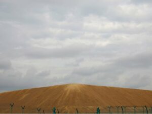 Cekricek.id, Berita Viral - Indonesia telah mencabut larangan 20 tahun ekspor pasir laut. Salinan peraturan pemerintah menunjukkan, langkah ini dapat membantu proyek perluasan lahan di negara tetangga Singapura, tetapi dengan kepedulian di kalangan pecinta lingkungan tentang habitat kelautan.