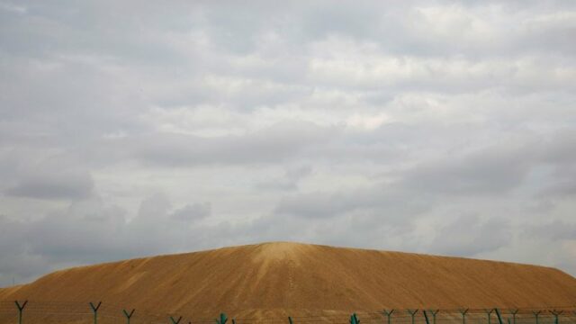 Cekricek.id, Berita Viral - Indonesia telah mencabut larangan 20 tahun ekspor pasir laut. Salinan peraturan pemerintah menunjukkan, langkah ini dapat membantu proyek perluasan lahan di negara tetangga Singapura, tetapi dengan kepedulian di kalangan pecinta lingkungan tentang habitat kelautan.