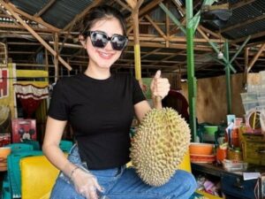 Cekricek.id, Jakarta, Berita Artis dan Berita Seleb – Ghea Youbi semakin merakyat, melihat beberapa penampilannya baru-baru ini. Penyanyi dangdut berparas cantik itu memamerkan aksinya yang tidak biasa kepada para penggemar. Dia rela cosplay sebagai penjual kaki lima dan membagikan potret tersebut di akun media sosialnya.