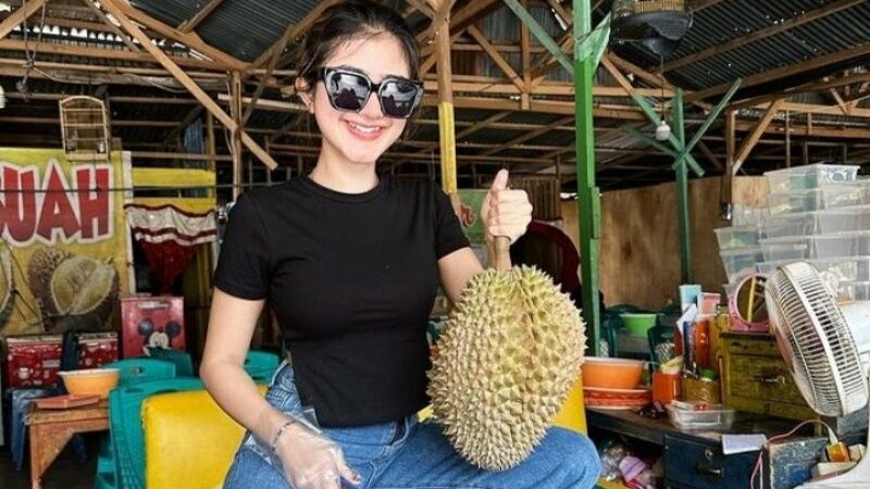 Cekricek.id, Jakarta, Berita Artis dan Berita Seleb – Ghea Youbi semakin merakyat, melihat beberapa penampilannya baru-baru ini. Penyanyi dangdut berparas cantik itu memamerkan aksinya yang tidak biasa kepada para penggemar. Dia rela cosplay sebagai penjual kaki lima dan membagikan potret tersebut di akun media sosialnya.