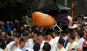 Cekricek.id, Jakarta, Berita Viral – Kuil Tagata Jinja yang ada di Jepang ini terkenal dengan keunikannya yang nyeleneh. Kuil berusia lebih dari 1.500 tahun dipenuhi dengan barang-barang berbentuk penis buatan manusia dan ada juga yang terbentuk secara alami.