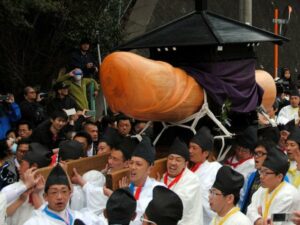 Cekricek.id, Jakarta, Berita Viral – Kuil Tagata Jinja yang ada di Jepang ini terkenal dengan keunikannya yang nyeleneh. Kuil berusia lebih dari 1.500 tahun dipenuhi dengan barang-barang berbentuk penis buatan manusia dan ada juga yang terbentuk secara alami.