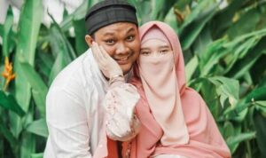 Cekricek.id, Jakarta, Berita Artis dan Berita Seleb – Inara Rusli dan Virgoun telah selesai menjalani sidang mediasi untuk proses perceraiannya. Keduanya menghadiri dan mengikutinya dengan kepala dingin, hingga sidang tersebut dapat berjalan dengan tenang dan lancar. Bahkan sepasang suami istri yang akan bercerai ini tampak memiliki interaksi yang cukup akur.