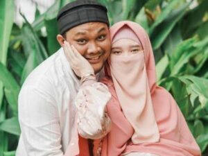 Cekricek.id, Jakarta, Berita Artis dan Berita Seleb – Inara Rusli dan Virgoun telah selesai menjalani sidang mediasi untuk proses perceraiannya. Keduanya menghadiri dan mengikutinya dengan kepala dingin, hingga sidang tersebut dapat berjalan dengan tenang dan lancar. Bahkan sepasang suami istri yang akan bercerai ini tampak memiliki interaksi yang cukup akur.