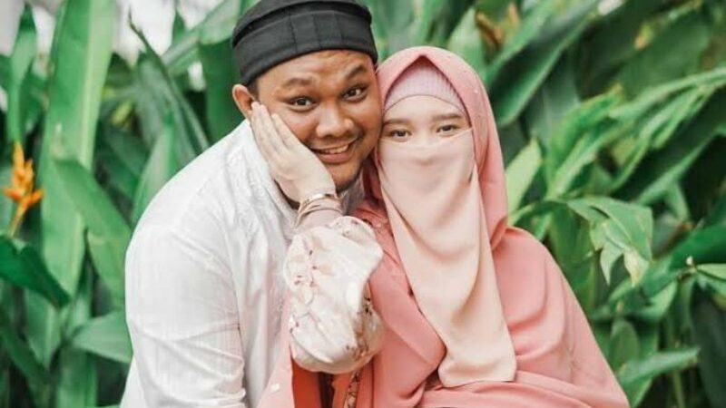 Cekricek.id, Jakarta, Berita Artis dan Berita Seleb – Inara Rusli dan Virgoun telah selesai menjalani sidang mediasi untuk proses perceraiannya. Keduanya menghadiri dan mengikutinya dengan kepala dingin, hingga sidang tersebut dapat berjalan dengan tenang dan lancar. Bahkan sepasang suami istri yang akan bercerai ini tampak memiliki interaksi yang cukup akur.