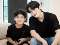 Cekricek.id, Berita Seleb dan Berita Artis – Rafathar dan Jaehyun NCT adalah perpaduan dua cowok tampan yang sukses membuat jantung berdebar kencang. Meski masih bocah, putra sulung Raffi Ahmad itu sudah diakui ketampanannya oleh para netizen dan sering dimiripkan dengan sederet idola Korea.