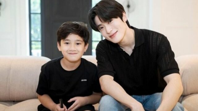 Cekricek.id, Berita Seleb dan Berita Artis – Rafathar dan Jaehyun NCT adalah perpaduan dua cowok tampan yang sukses membuat jantung berdebar kencang. Meski masih bocah, putra sulung Raffi Ahmad itu sudah diakui ketampanannya oleh para netizen dan sering dimiripkan dengan sederet idola Korea.