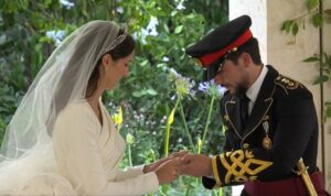 Cekricek.id, Berita Viral – Putra Mahkota Yordania Hussein bin Abdullah II menikah dengan warga negara Saudi Rajwa Al-Saif, yang sekarang akan dikenal sebagai Putri Rajwa Al-Hussein, pada hari Kamis (1/6/2023) di Istana Zahran di Amman, di hadapan kerajaan. Pasangan pengantin itu dibawa dengan iring-iringan mobil ke Istana Al-Husseiniya untuk resepsi mewah. 