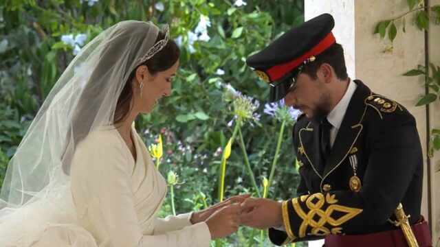 Cekricek.id, Berita Viral – Putra Mahkota Yordania Hussein bin Abdullah II menikah dengan warga negara Saudi Rajwa Al-Saif, yang sekarang akan dikenal sebagai Putri Rajwa Al-Hussein, pada hari Kamis (1/6/2023) di Istana Zahran di Amman, di hadapan kerajaan. Pasangan pengantin itu dibawa dengan iring-iringan mobil ke Istana Al-Husseiniya untuk resepsi mewah. 