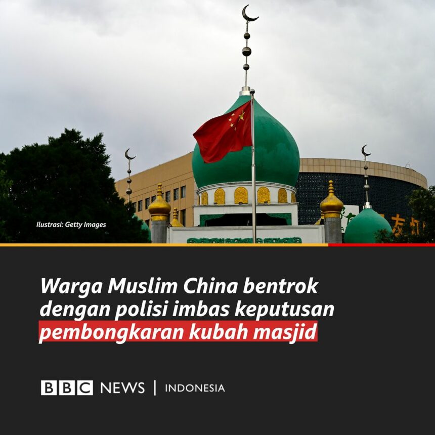 Cekricek.id, Berita Viral - Sejumlah muslim di China melakukan aksi bentrok dengan pihak kepolisian, karena rencana pembongkaran kubah masjid