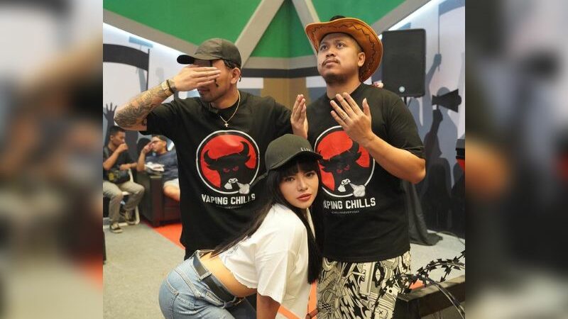 Cekricek.id, Berita Artis dan Berita Seleb - Dinar Candy tampaknya selalu memperlihatkan pose sebagaimana motto hidupnya