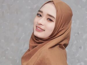 Inara Rusli dalam masa iddah proses perceraian dengan Virgoun Lastchild, namun belum resmi bercerai Inara sudah dilamar lebih dari 300 orang.