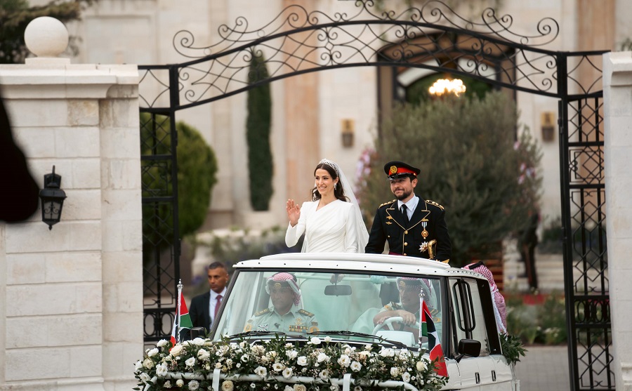 Cekricek.id, berita viral - Putra Mahkota Yordania Nikahi Putri Saudi, Pesta Mewa dengan Gaun Putih Ala Barat Tanpa Hijab
