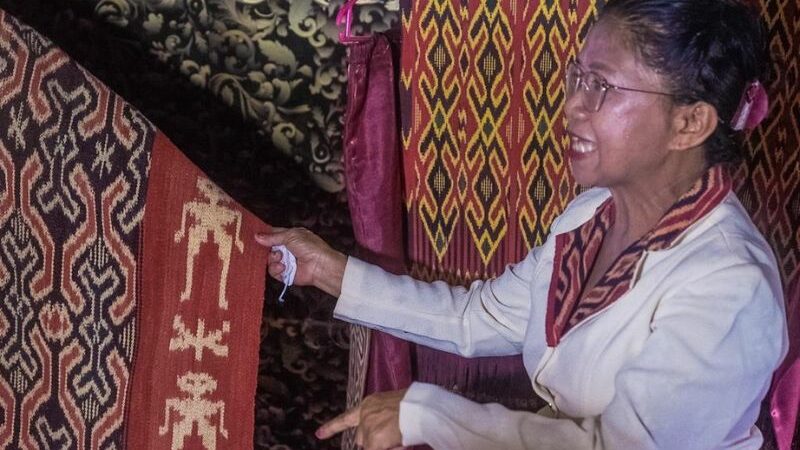 Kemenkumham Serahkan Tanda Daftar Indikasi Geografis Kain Tenun Ikat Sekomandi ke Pemkab Mamuju