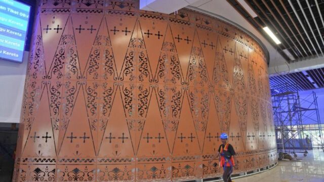 KA Cepat Jakarta-Bandung: Menampilkan Kebudayaan Indonesia Melalui Motif dan Bentuk Unik di Setiap Stasiun