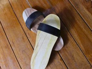 Bakiak: Simbol Kesederhanaan dan Resistensi dalam Budaya Indonesia