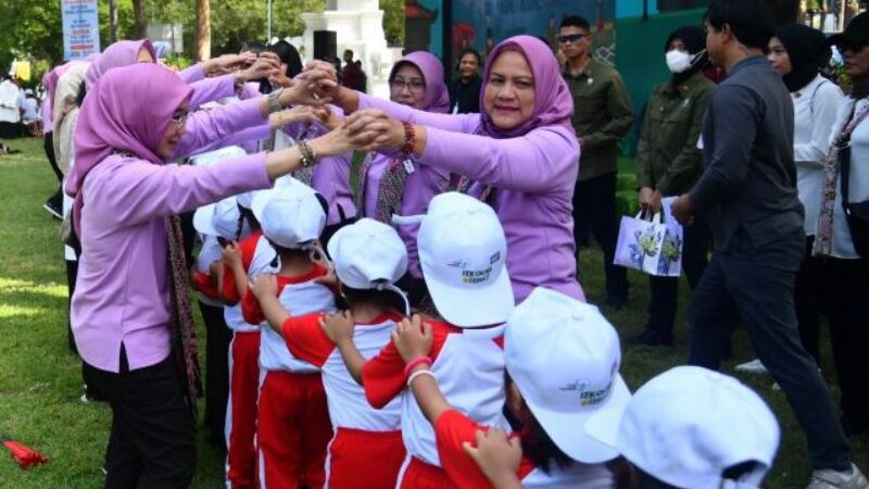 Ibu Negara Iriana Joko Widodo dan Ibu Wury Ma'ruf Amin Ajak Anak-Anak di Banyuwangi Main Permainan Tradisional