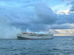 Misteri Kebakaran Kapal Kargo di Belanda: 3000 Mobil Listrik Membara, 1 Orang Tewas