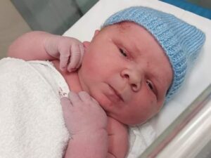 Seorang ibu baru di Wales, Jenna Wellington, melahirkan bayi laki-laki dengan berat mencapai 6.03 Kg. Bayi raksasa ini, yang diberi nama Theo, diyakini sebagai salah satu bayi terbesar yang pernah lahir di Wales.