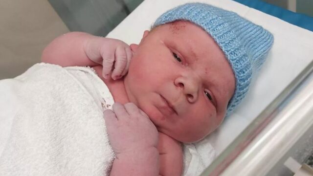 Seorang ibu baru di Wales, Jenna Wellington, melahirkan bayi laki-laki dengan berat mencapai 6.03 Kg. Bayi raksasa ini, yang diberi nama Theo, diyakini sebagai salah satu bayi terbesar yang pernah lahir di Wales.