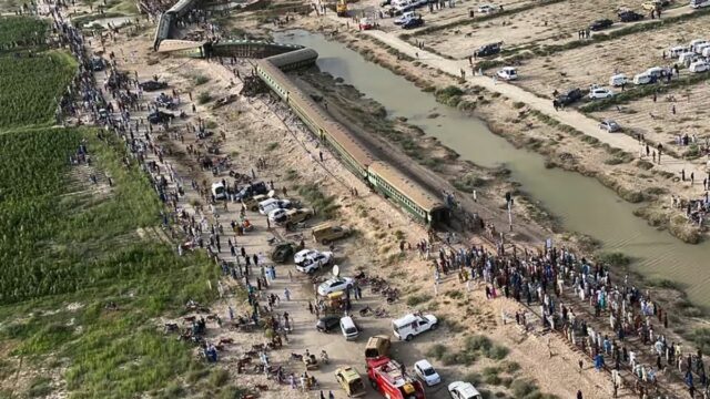 Kecelakaan Kereta Api di Pakistan: 30 Meninggal, 10 Gerbong Terperosok