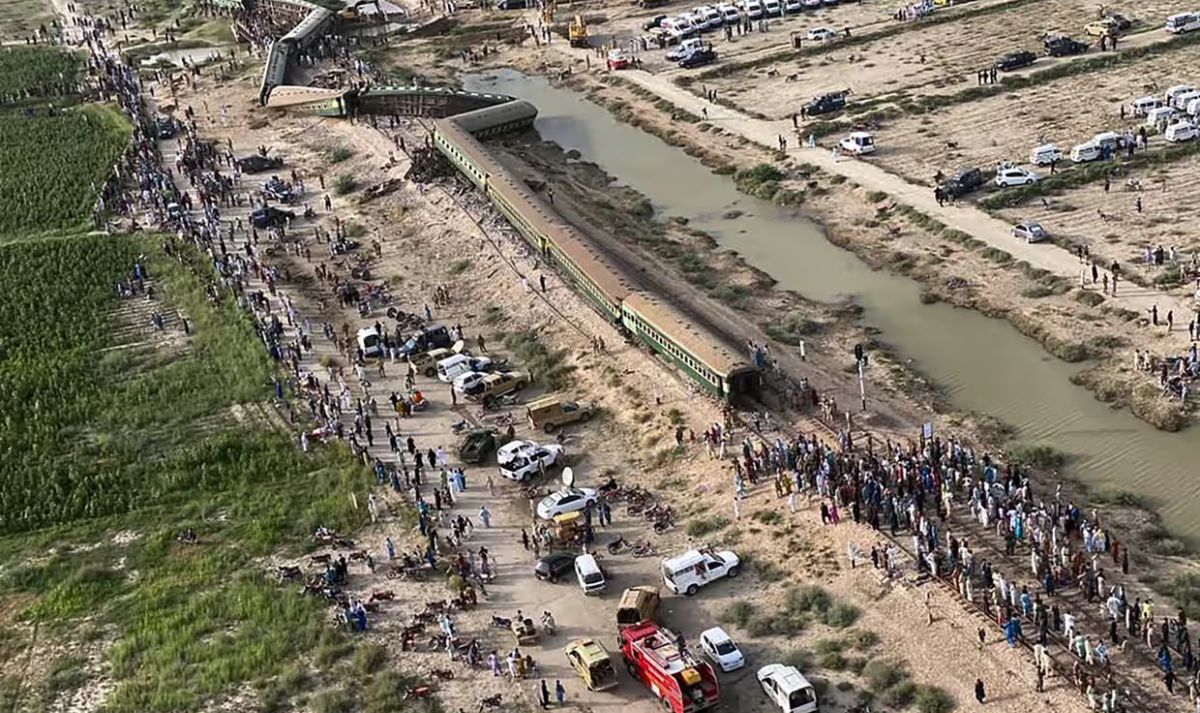 Kecelakaan Kereta Api di Pakistan: 30 Meninggal, 10 Gerbong Terperosok