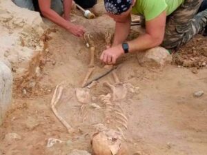 Penemuan Misterius di Polandia: Rangka Anak 'Vampir' Berusia 400 Tahun dengan Gembok di Kakinya