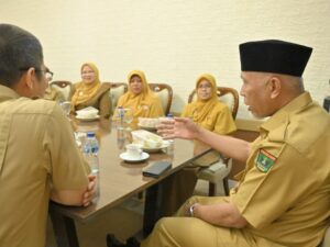 Gubernur Sumatera Barat, Mahyeldi, mengajak PNS berprestasi untuk terus berinovasi demi meningkatkan kualitas pelayanan masyarakat.