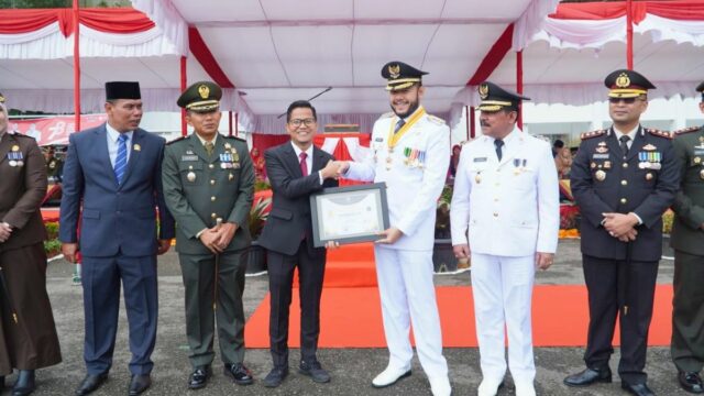Penghargaan Spesial dari Wali Kota Padang Panjang, Fadly Amran, untuk ASN Pasca Upacara Kemerdekaan RI ke-78