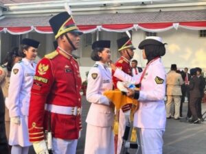 Keyla Azzahra: Wajah Berkeringat Saat Genggam Bendera Merah Putih di Istana Merdeka