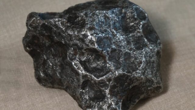 Batu Misterius yang Jadi Penahan Pintu Ternyata Harta Karun dari Langit!