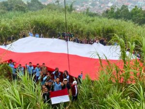 Sispala Bostra SMAN 2 Padang Panjang Kibarkan Bendera Raksasa di Lereng Bukit Tui