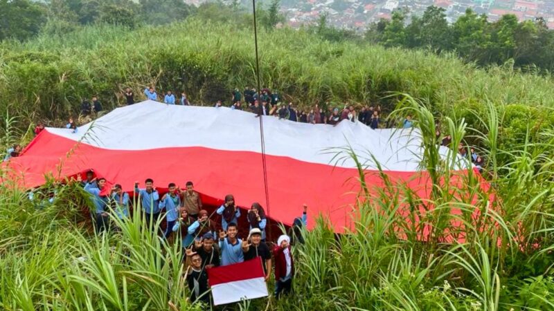 Sispala Bostra SMAN 2 Padang Panjang Kibarkan Bendera Raksasa di Lereng Bukit Tui