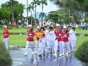 Upacara Penurunan Bendera Merah Putih Tetap Khidmat di Tengah Guyuran Hujan di Istana Gubernur Sumbar