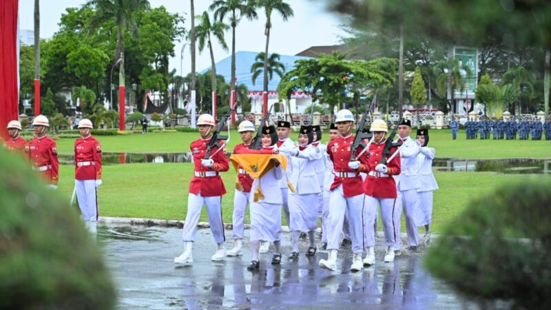 Upacara Penurunan Bendera Merah Putih Tetap Khidmat di Tengah Guyuran Hujan di Istana Gubernur Sumbar