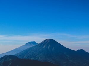 Eksplorasi Gunung Qaf: Misteri Puncak Dunia dalam Budaya Islam