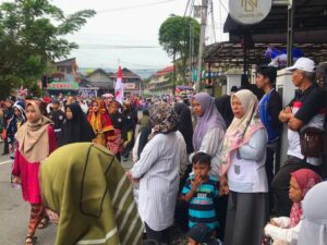Ramainya Pawai Alegoris Padang Panjang: Antusiasme Orang Tua Saksikan Kreativitas Anak