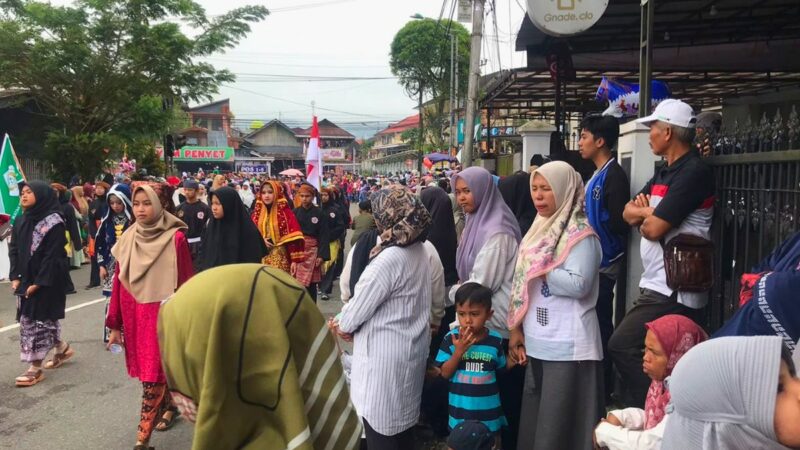 Ramainya Pawai Alegoris Padang Panjang: Antusiasme Orang Tua Saksikan Kreativitas Anak