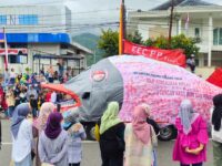 Ikan Raksasa Menghiasi Pawai Alegoris di Padang Panjang