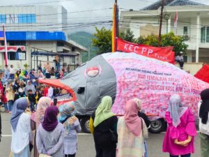 Ikan Raksasa Menghiasi Pawai Alegoris di Padang Panjang