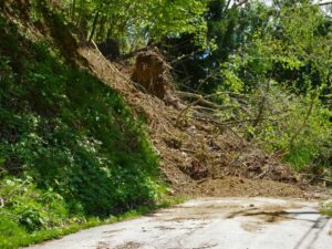Kondisi Lalu Lintas Simpang Empat-Talu di Talamau Kini Kembali Normal Pasca Longsor