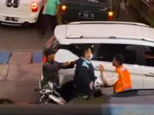 Juru Parkir Dipukul Pria Berpakaian Loreng di Bandung