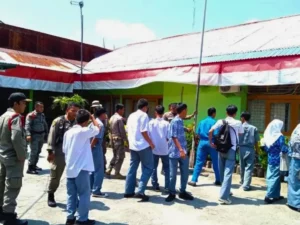 Satpol PP Padang Angkut 13 Pelajar yang Keluyuran