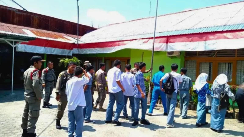 Satpol PP Padang Angkut 13 Pelajar yang Keluyuran