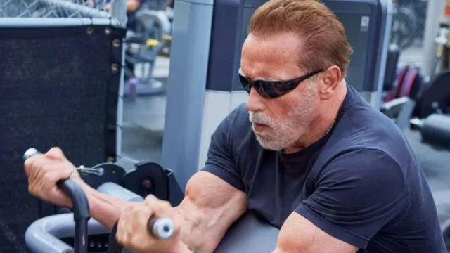 Arnold Schwarzenegger dan Evolusi Latihan di Usia Senja: Mesin vs Beban Bebas
