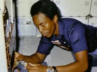 Guy Bluford, Orang Afrika-Amerika Pertama yang Menaklukkan Angkasa