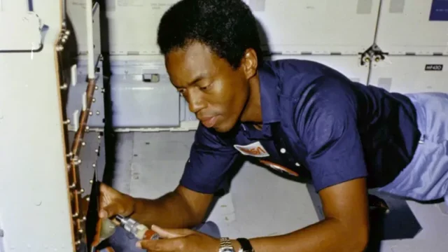 Guy Bluford, Orang Afrika-Amerika Pertama yang Menaklukkan Angkasa