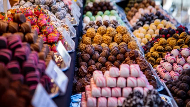 Penelitian terbaru menunjukkan bahwa makanan olahan tinggi gula dan lemak dapat mempengaruhi otak kita mirip dengan efek obat-obatan adiktif. Apakah kita benar-benar bisa kecanduan makanan?