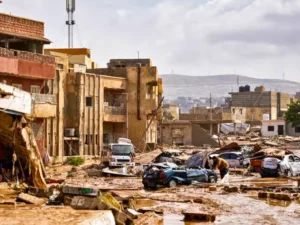 Banjir Libya: Banjir besar di Libya meningkatkan korban jiwa menjadi ribuan setelah dua bendungan di Derna runtuh. Situasi mendesak memerlukan respons cepat dan bantuan internasional.